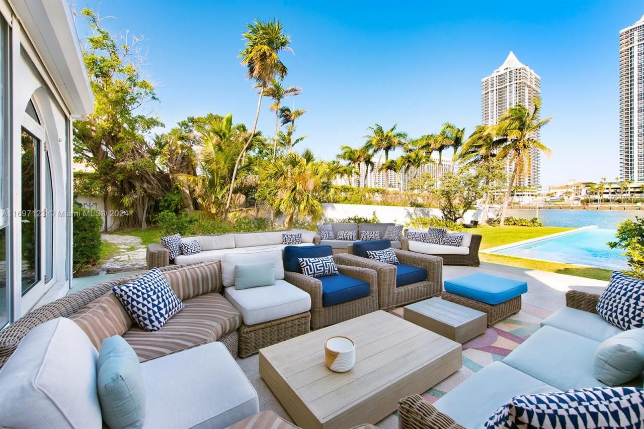 4745 Pine Tree Dr, Miami Beach, FL 33140 Photo