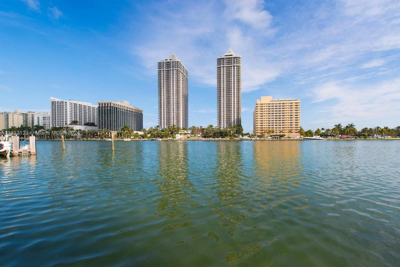 4745 Pine Tree Dr, Miami Beach, FL 33140 Photo