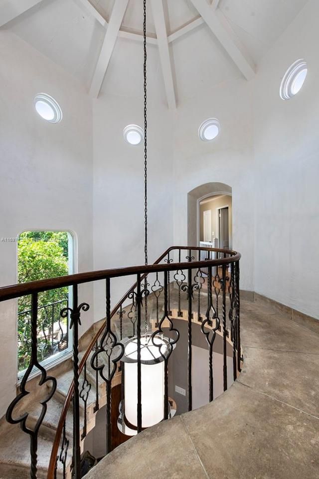 4745 Pine Tree Dr, Miami Beach, FL 33140 Photo