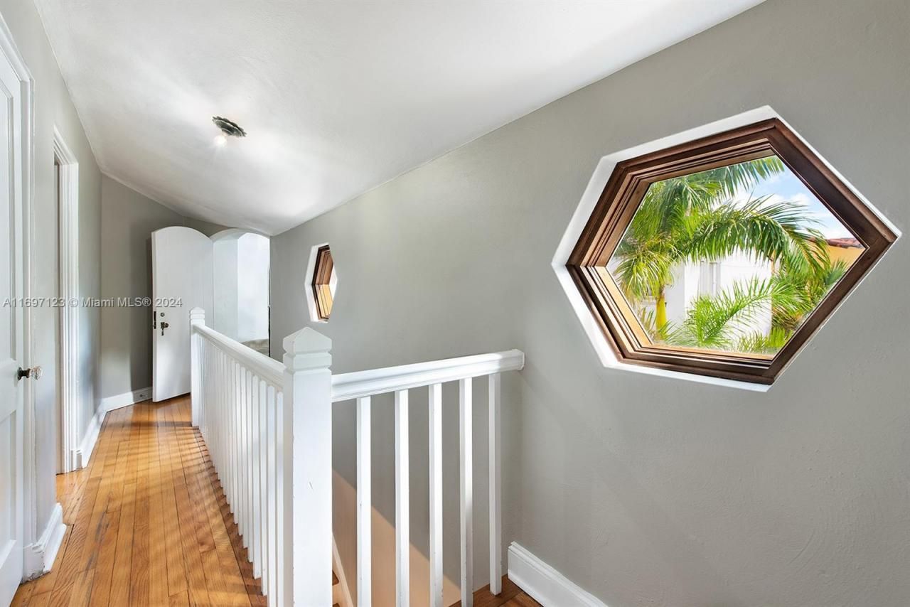 4745 Pine Tree Dr, Miami Beach, FL 33140 Photo