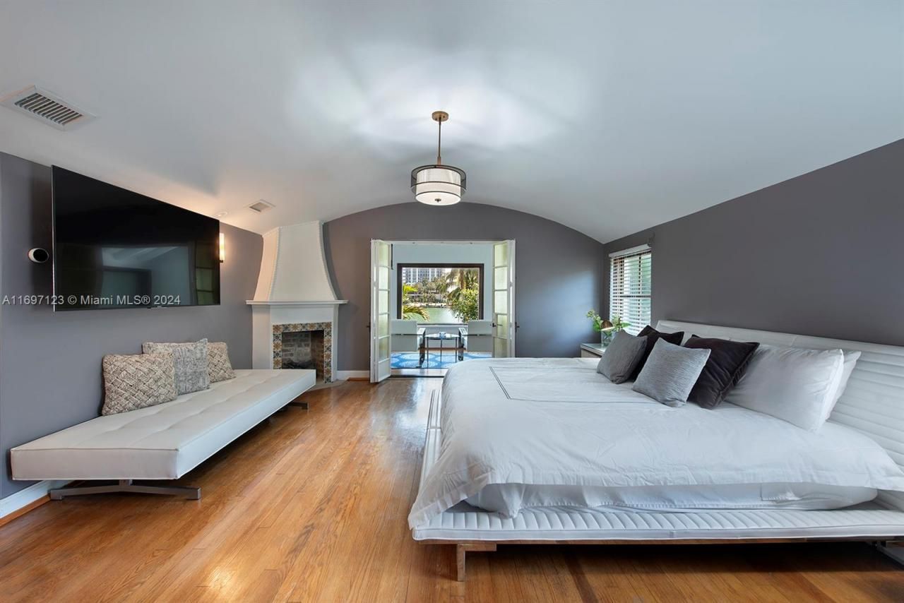 4745 Pine Tree Dr, Miami Beach, FL 33140 Photo