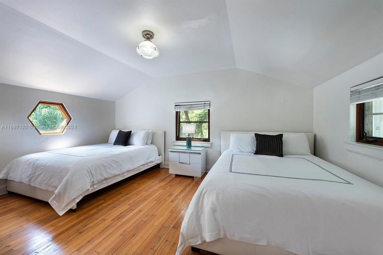 4745 Pine Tree Dr, Miami Beach, FL 33140 Photo