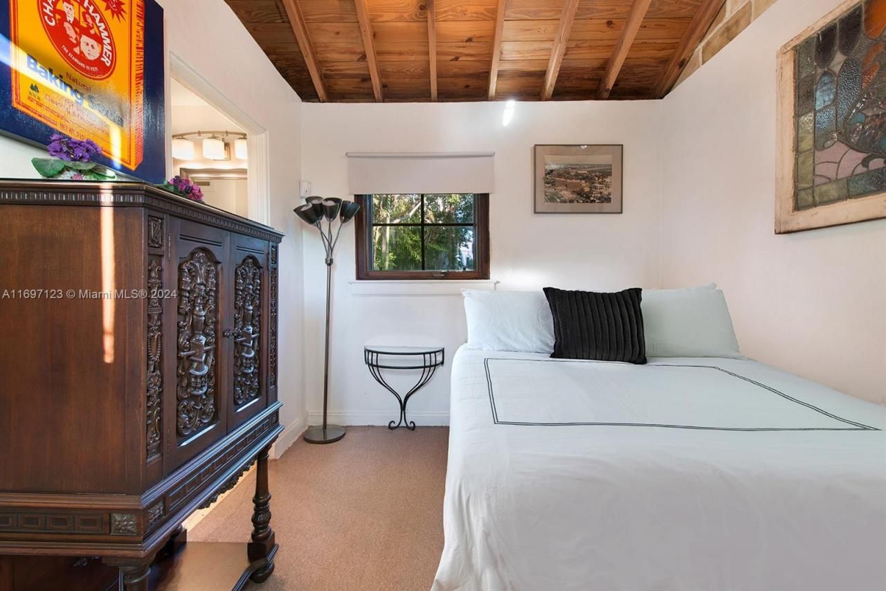 4745 Pine Tree Dr, Miami Beach, FL 33140 Photo