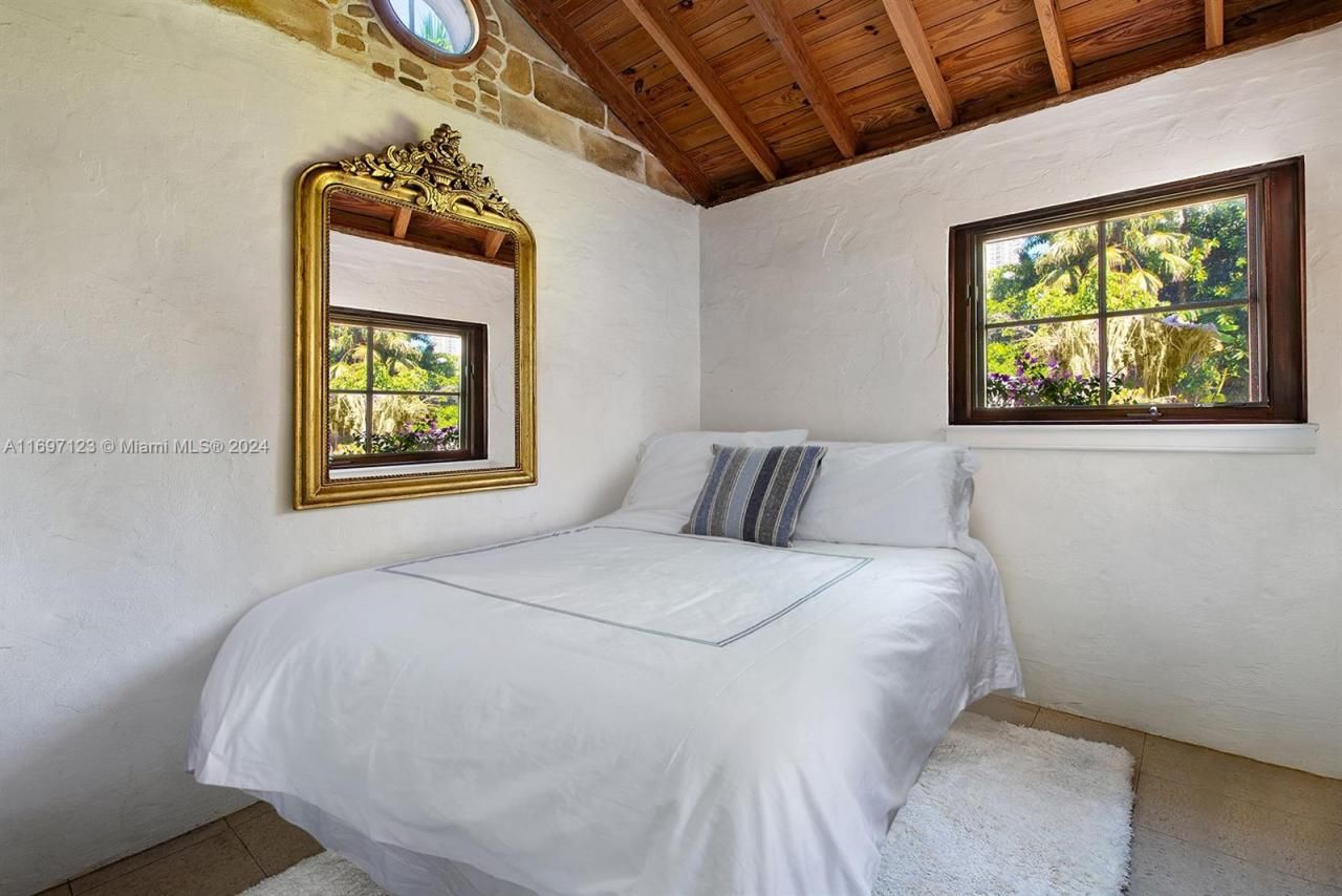 4745 Pine Tree Dr, Miami Beach, FL 33140 Photo