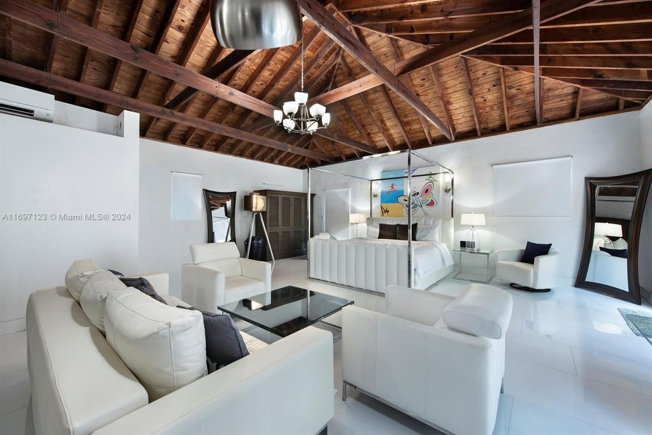 4745 Pine Tree Dr, Miami Beach, FL 33140 Photo