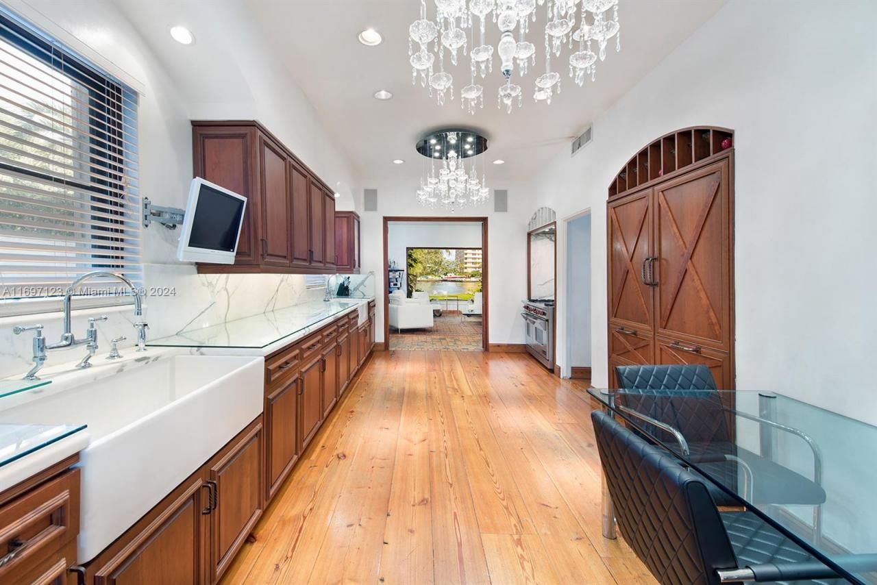 4745 Pine Tree Dr, Miami Beach, FL 33140 Photo