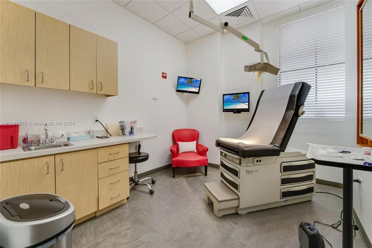 6705 Red Rd, Unit 518, Coral Gables, FL 33143 Photo