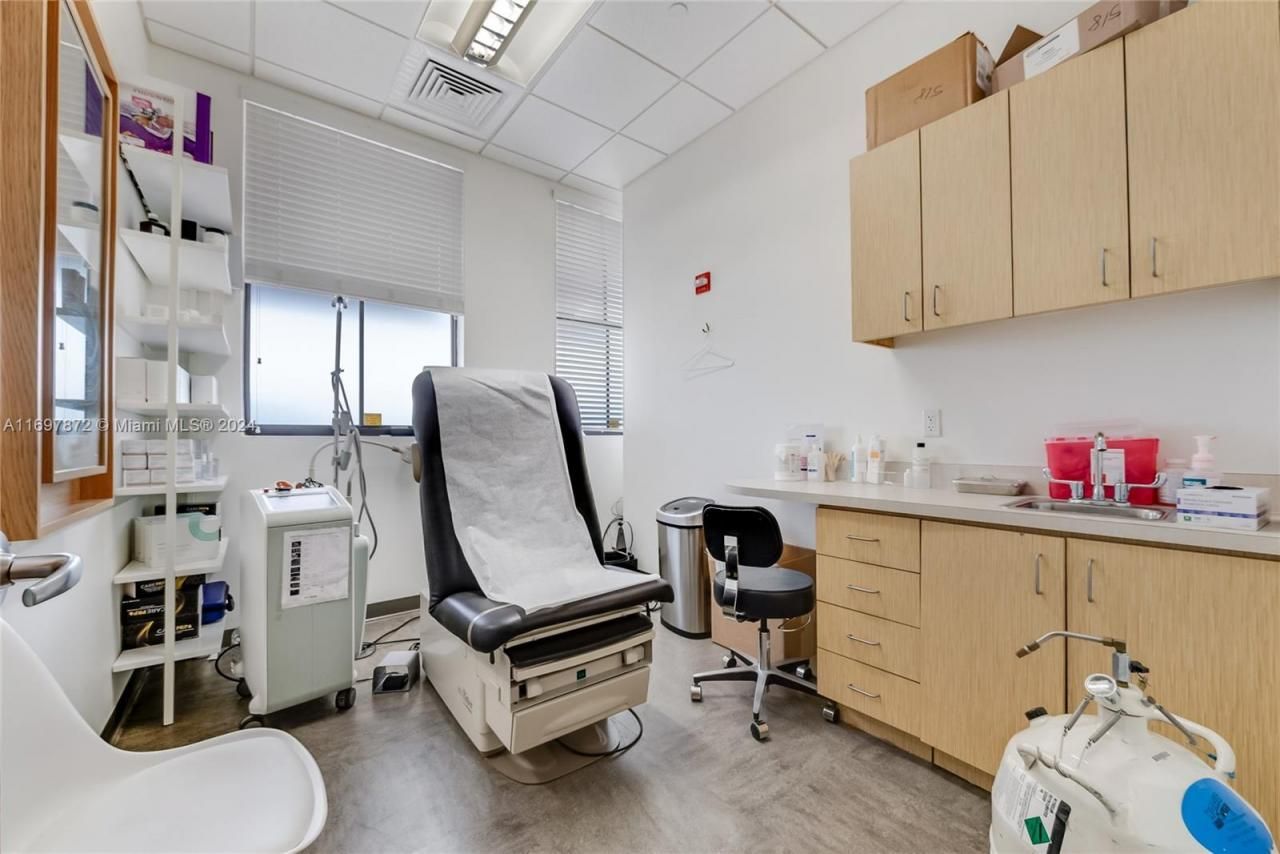 6705 Red Rd, Unit 518, Coral Gables, FL 33143 Photo