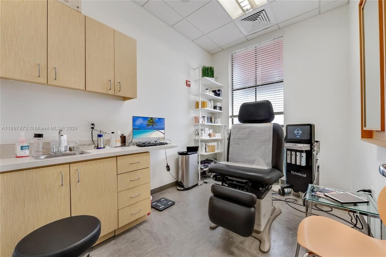 6705 Red Rd, Unit 518, Coral Gables, FL 33143 Photo