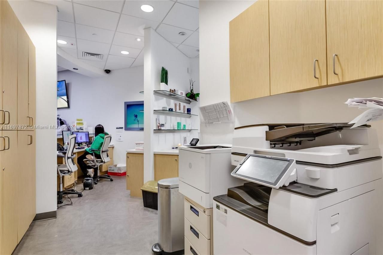 6705 Red Rd, Unit 518, Coral Gables, FL 33143 Photo