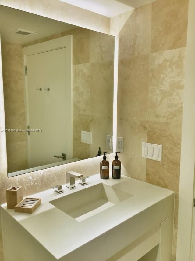 102 24th St, Unit 1421, Miami Beach, FL 33139 Photo