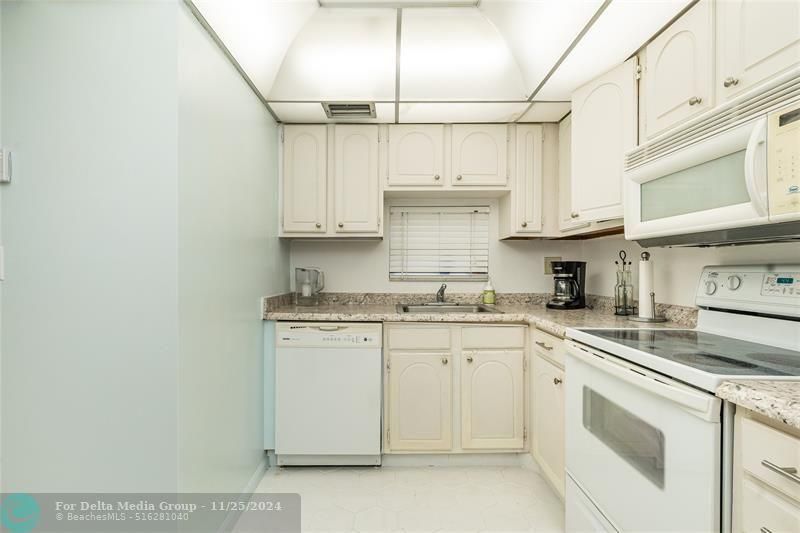 9611 N Hollybrook Lake Drive, Unit 107, Pembroke Pines, FL 33025 Photo