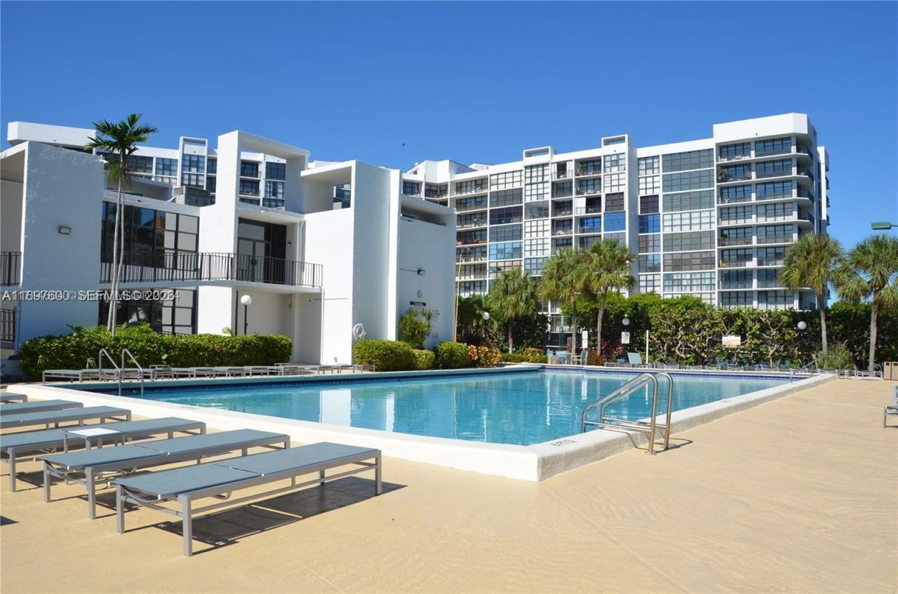 800 Parkview Dr, Unit 708, Hallandale Beach, FL 33009 Photo