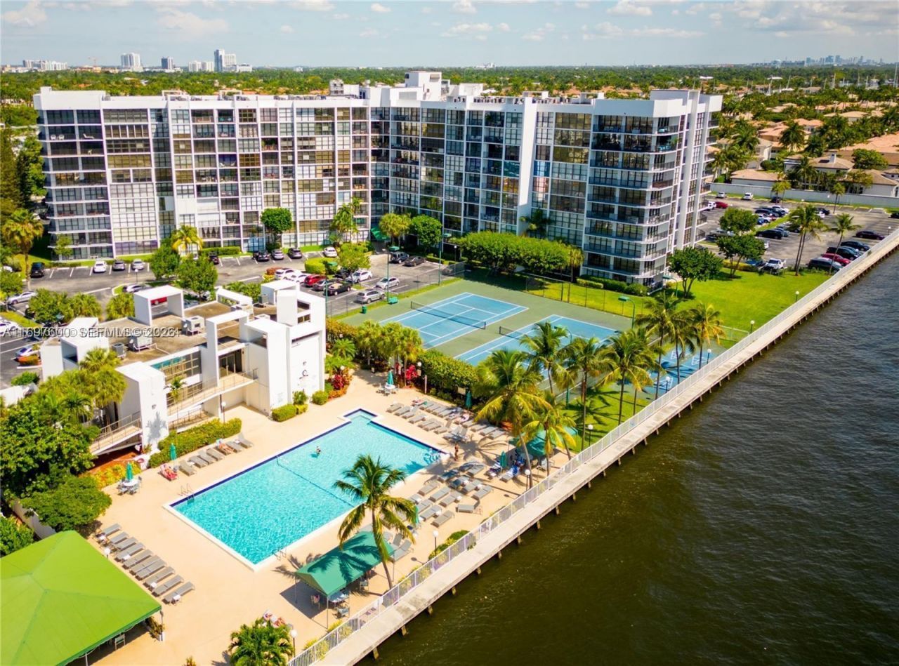 800 Parkview Dr, Unit 708, Hallandale Beach, FL 33009 Photo