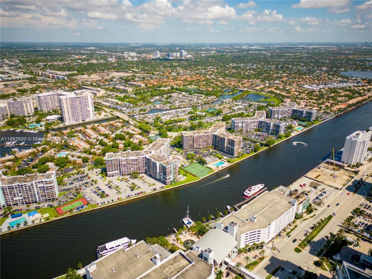 800 Parkview Dr, Unit 708, Hallandale Beach, FL 33009 Photo