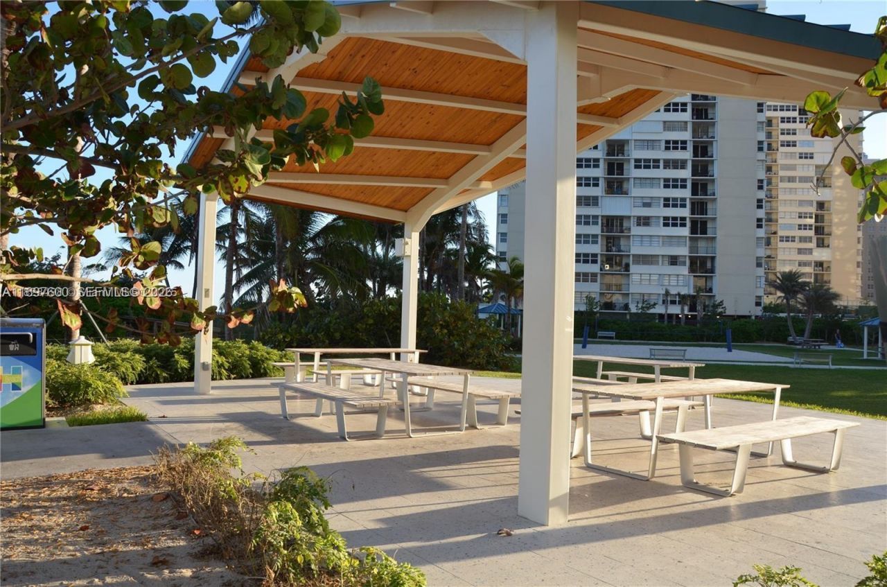 800 Parkview Dr, Unit 708, Hallandale Beach, FL 33009 Photo