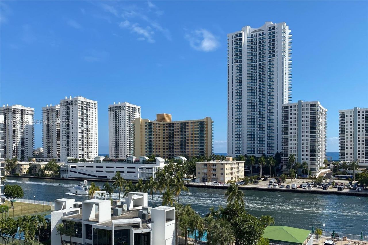 800 Parkview Dr, Unit 708, Hallandale Beach, FL 33009 Photo