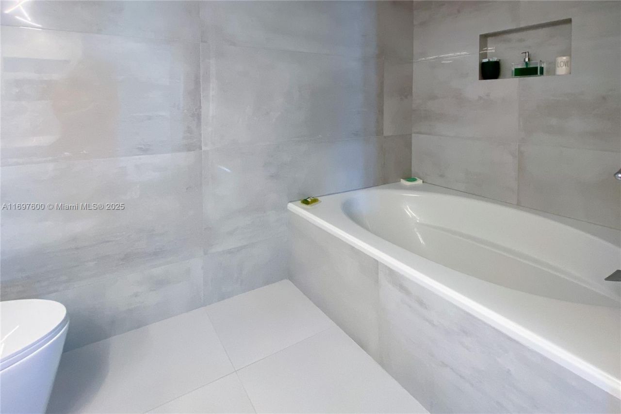 800 Parkview Dr, Unit 708, Hallandale Beach, FL 33009 Photo