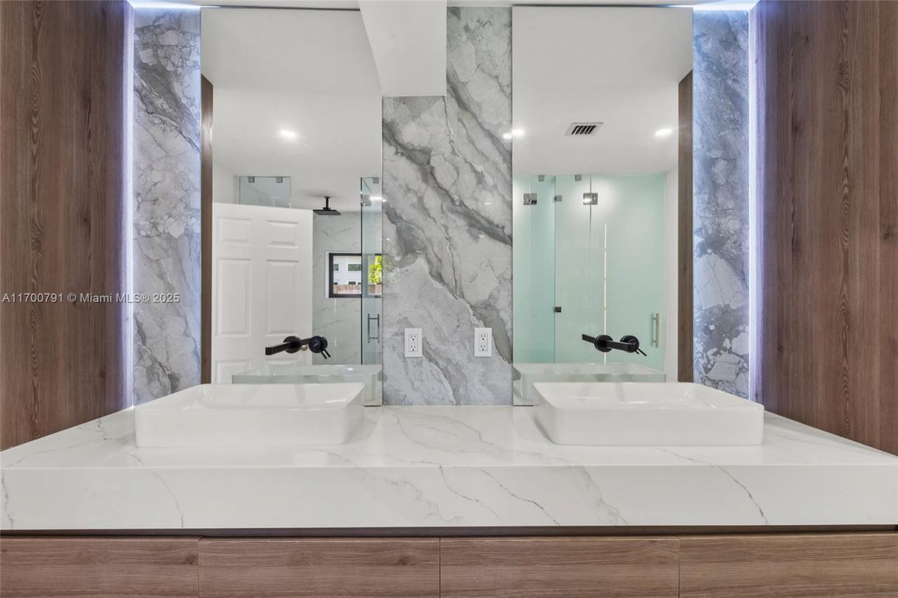 116 W 1st Ct, Miami Beach, FL 33139 Photo