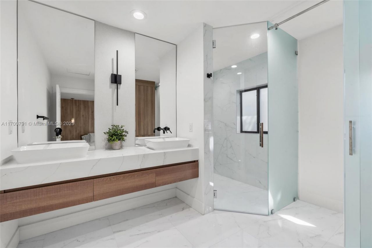 116 W 1st Ct, Miami Beach, FL 33139 Photo