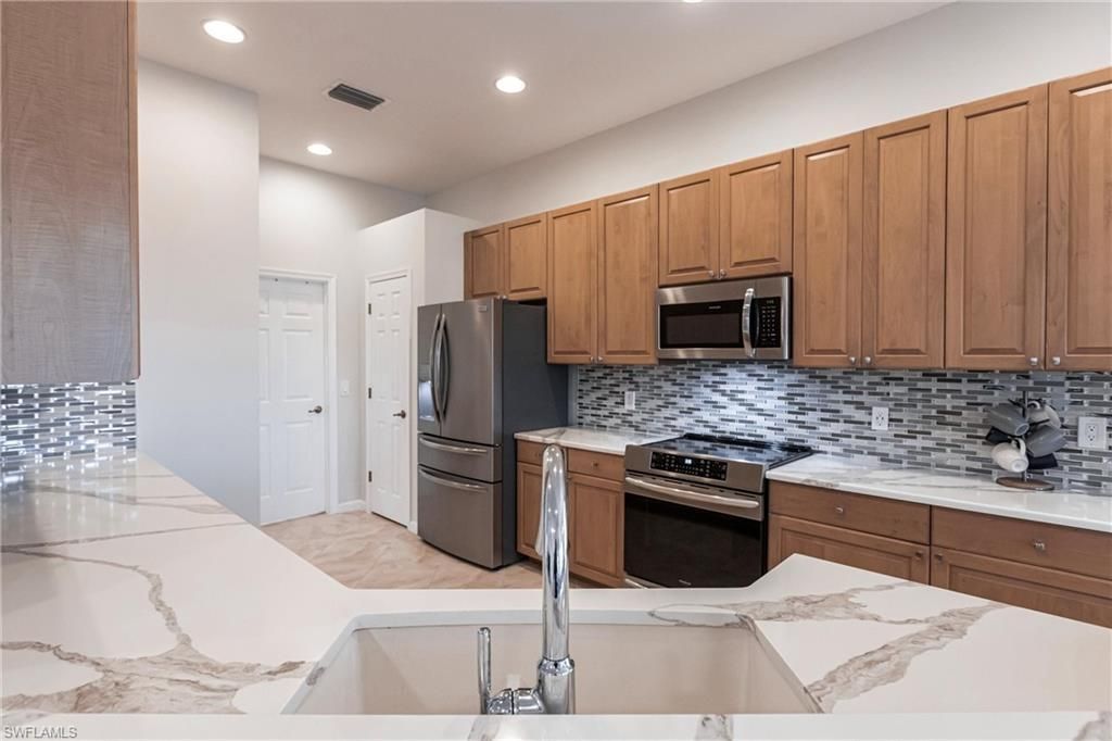 3920 Lakeview Isle Ct, Fort Myers, FL 33905 Photo