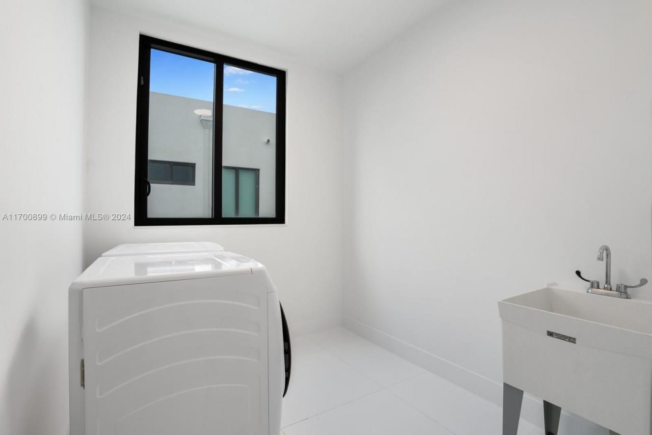 2040 NE 121st Rd, North Miami, FL 33181 Photo