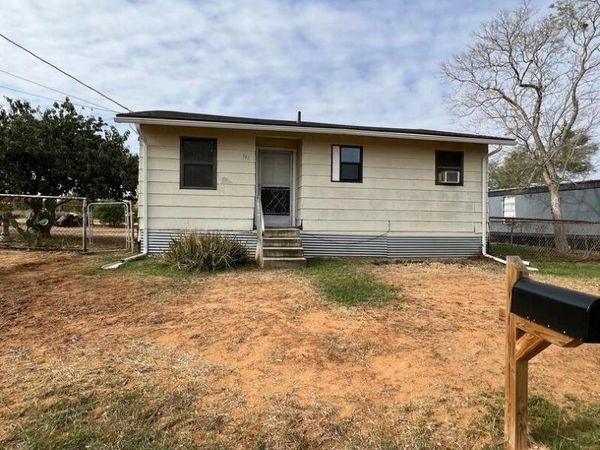 302 sheep hill, Dilley, TX 78017