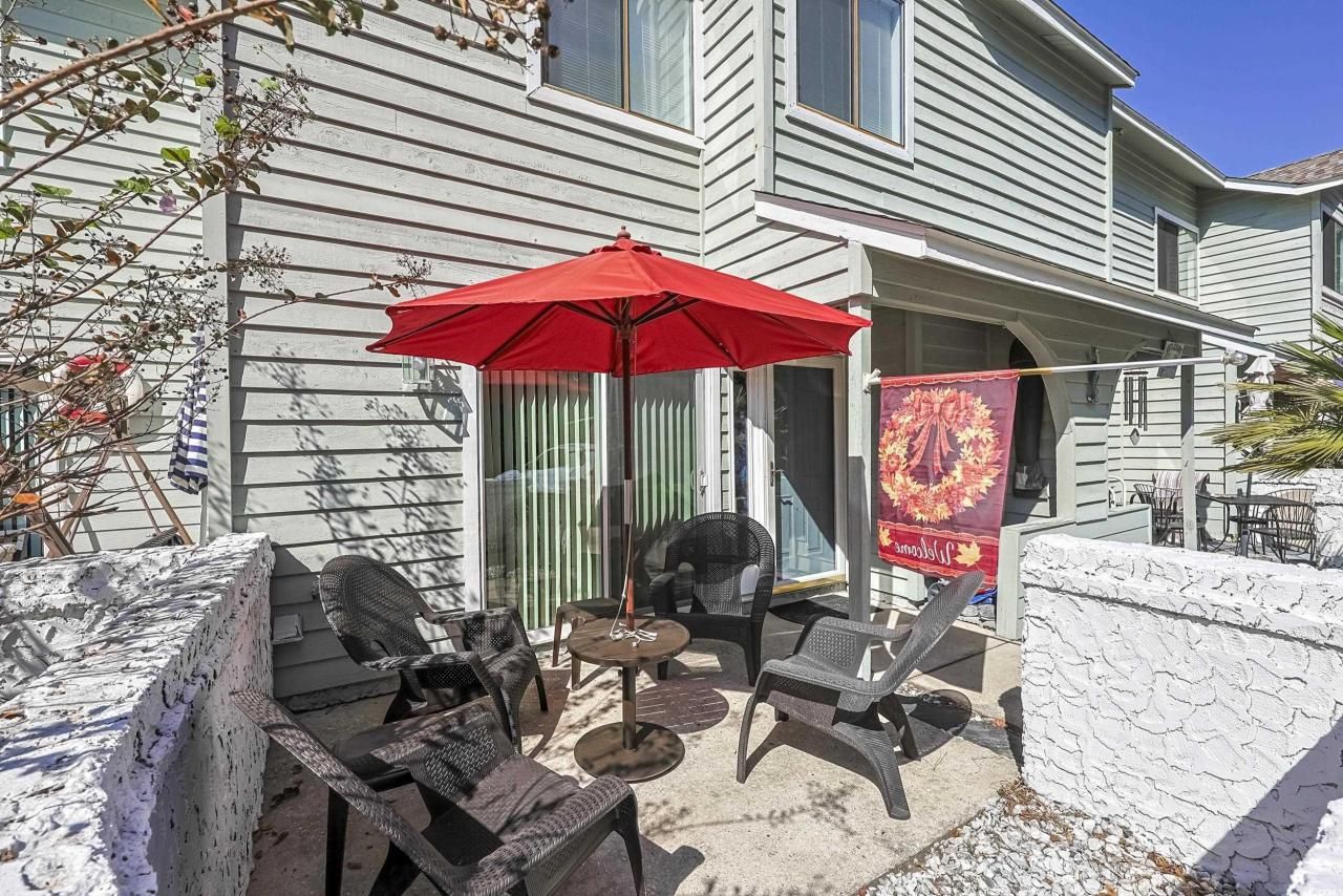 86 Shadow Moss Pl. Photo 6