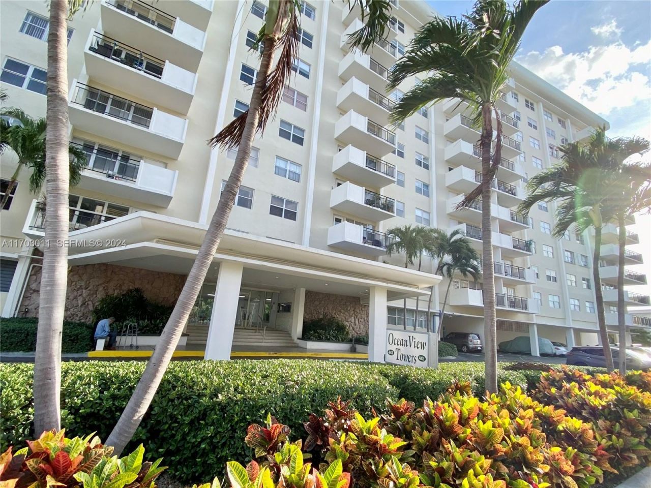 401 Golden Isles Dr, Unit 505, Hallandale Beach, FL 33009 Photo