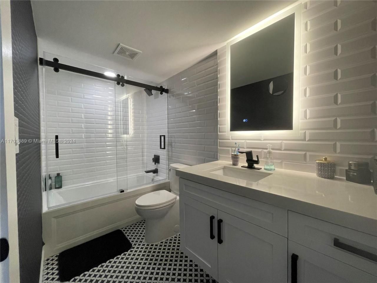 2555 Collins Ave, Unit 1409, Miami Beach, FL 33140 Photo