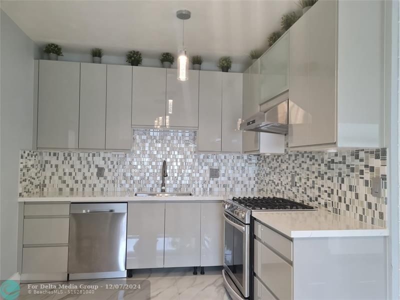 906 NE 3 Street, Hallandale Beach, FL 33009 Photo