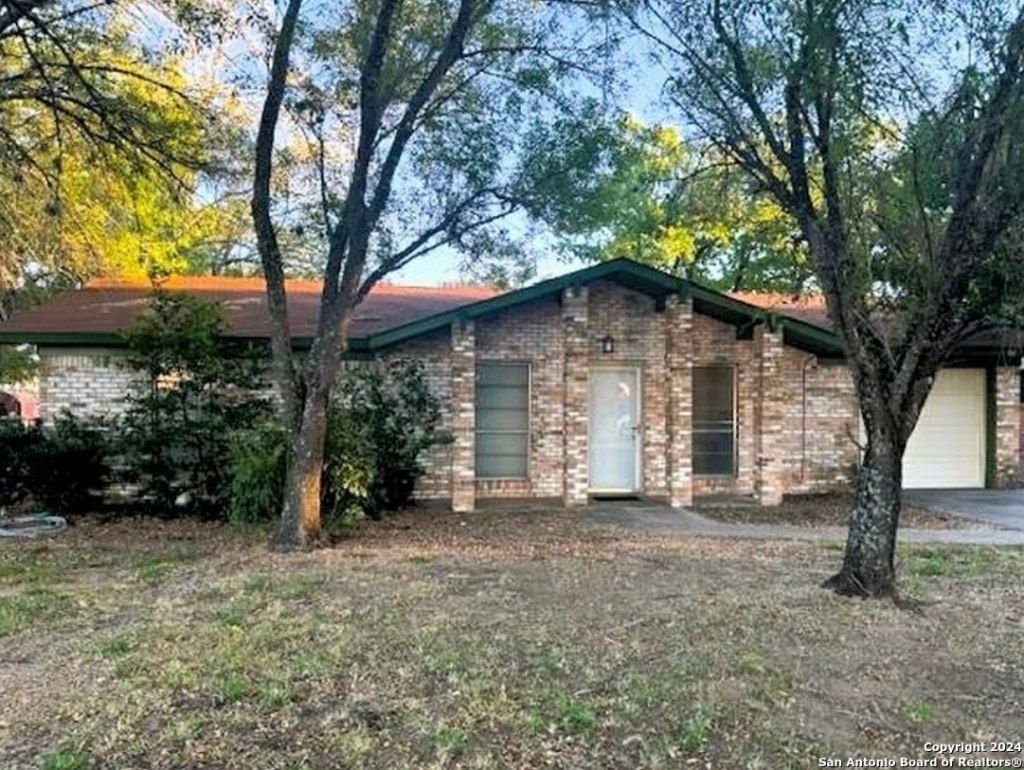 1254 Encino Dr, Pleasanton, TX 78064 Main Photo
