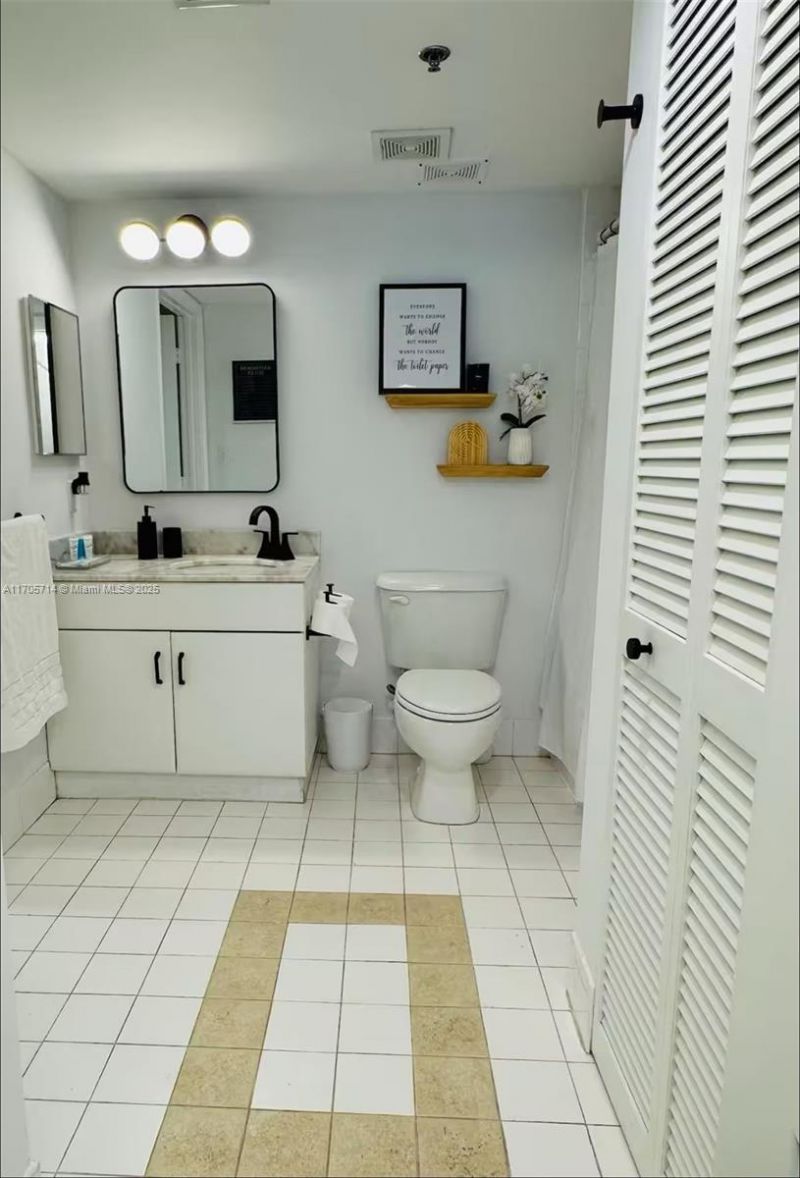 1200 Brickell Bay Dr, Unit 3220, Miami, FL 33131 Photo