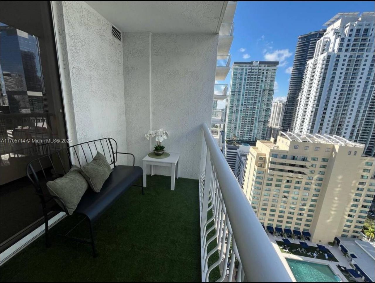 1200 Brickell Bay Dr, Unit 3220, Miami, FL 33131 Photo
