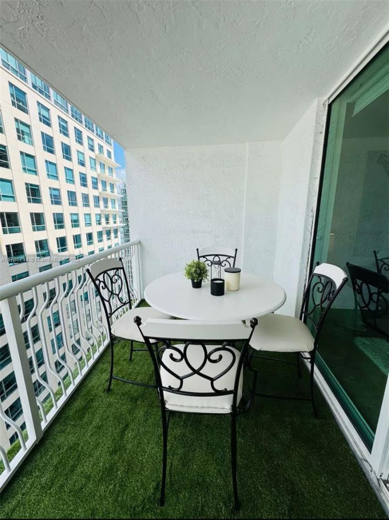 1200 Brickell Bay Dr, Unit 3220, Miami, FL 33131 Photo