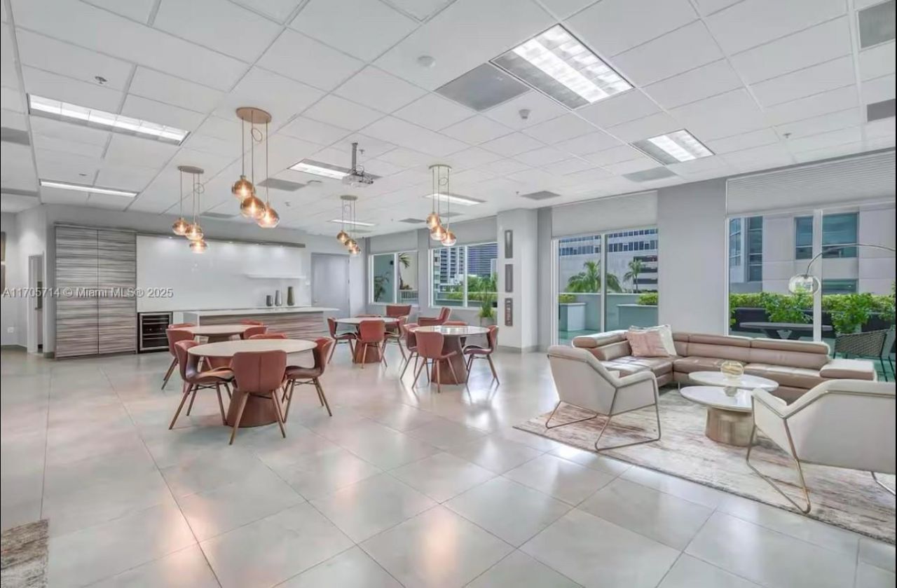 1200 Brickell Bay Dr, Unit 3220, Miami, FL 33131 Photo