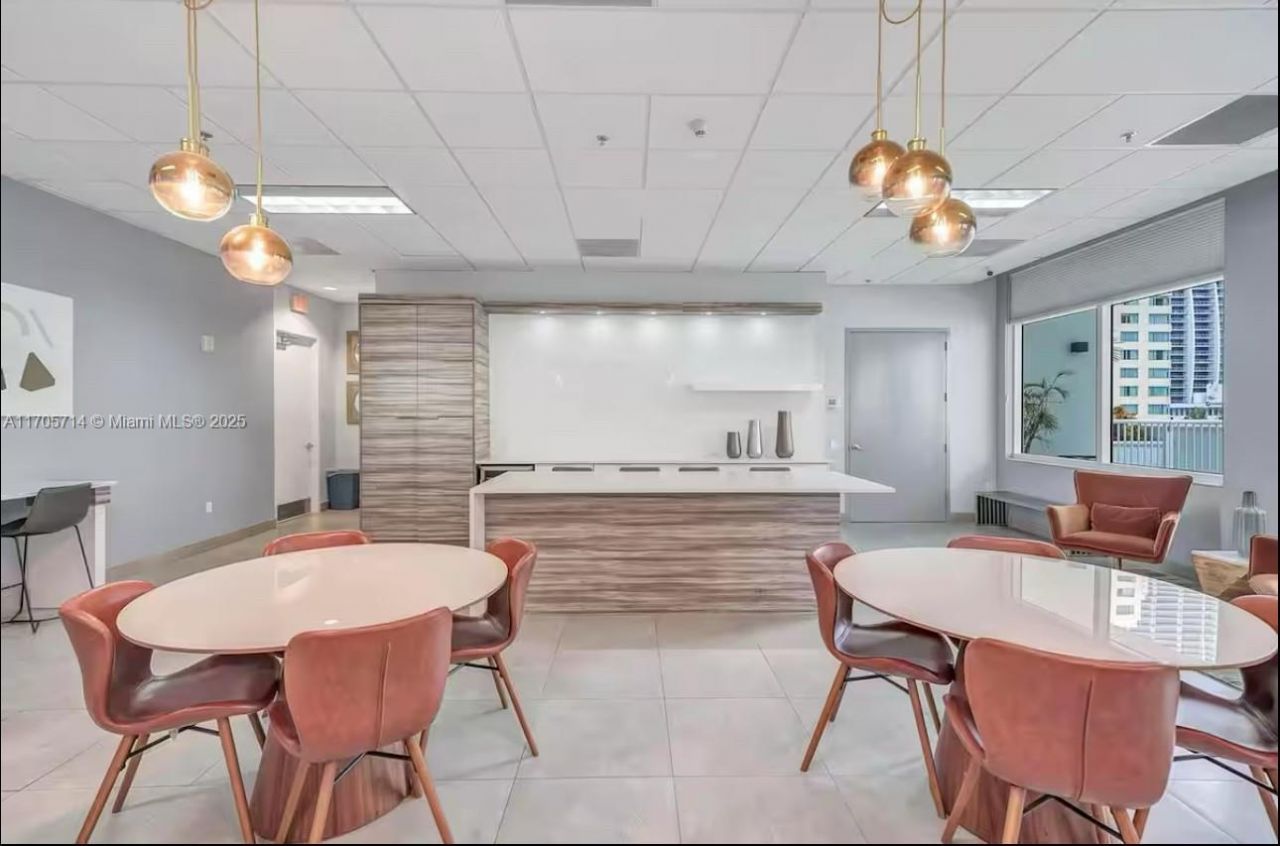 1200 Brickell Bay Dr, Unit 3220, Miami, FL 33131 Photo