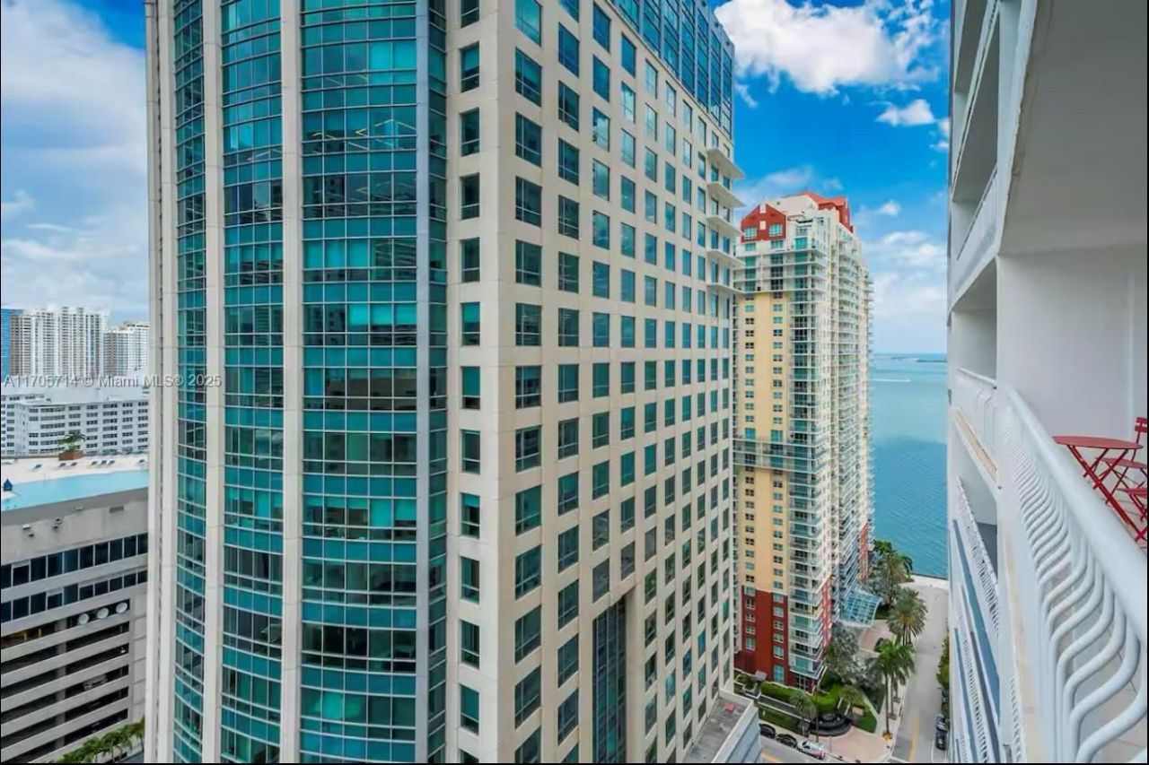 1200 Brickell Bay Dr, Unit 3220, Miami, FL 33131 Photo