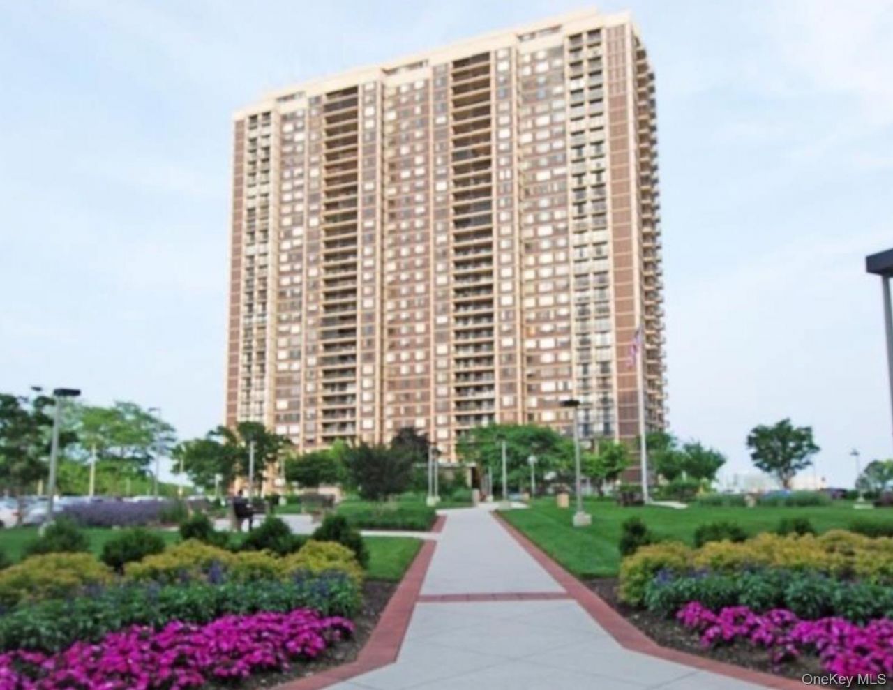 27010 Grand Central Parkway, Unit 32M, Floral Park, NY 11005 Main Photo