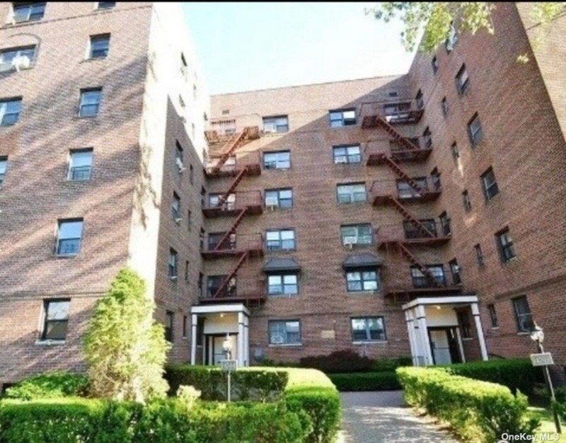 147-14 84th Rd, Unit 2D, Briarwood, NY 11435 Main Photo