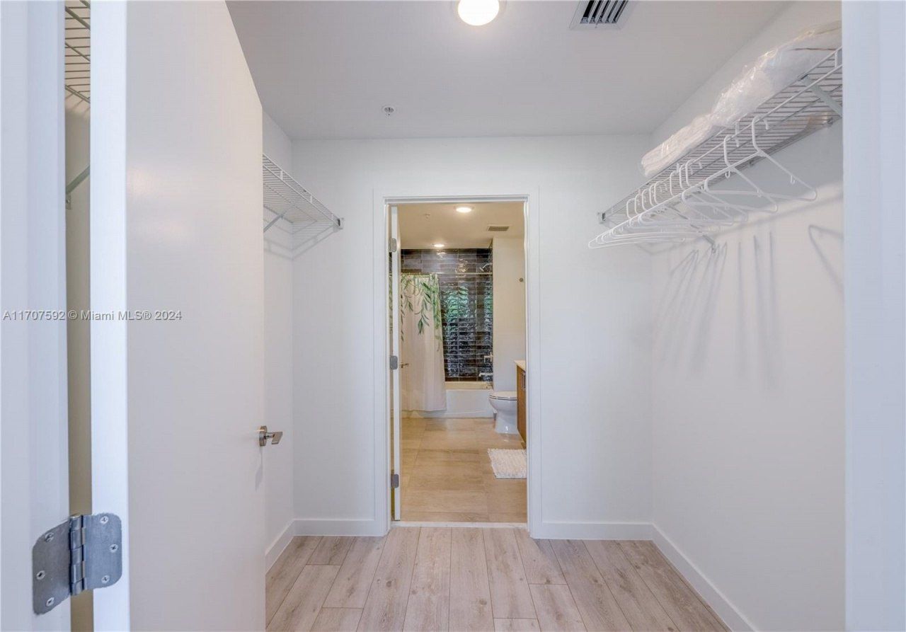 1080 NE 215th St, Unit 01-519, Unincorporated Dade County, FL 33179 Photo