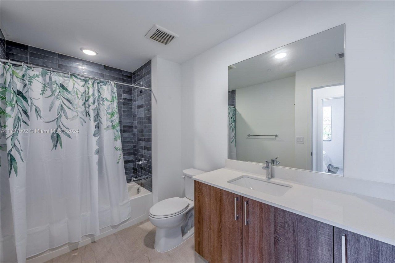 1080 NE 215th St, Unit 01-519, Unincorporated Dade County, FL 33179 Photo