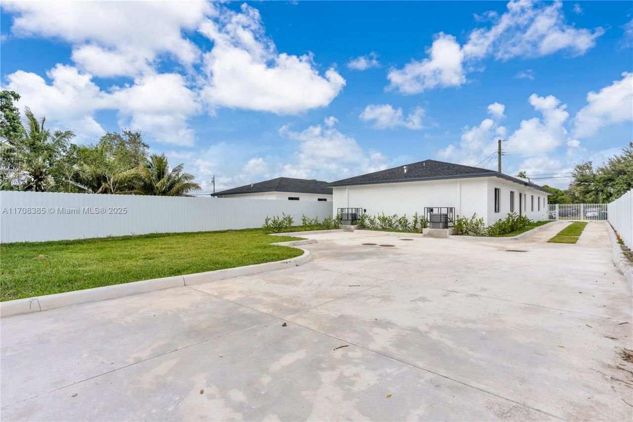 11970-11972 SW 213 St, Miami, FL 33177 Photo