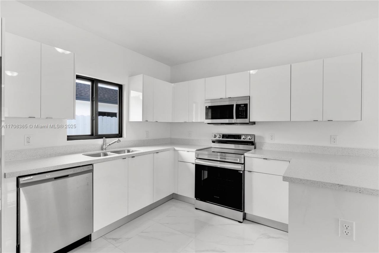 11970-11972 SW 213 St, Miami, FL 33177 Photo