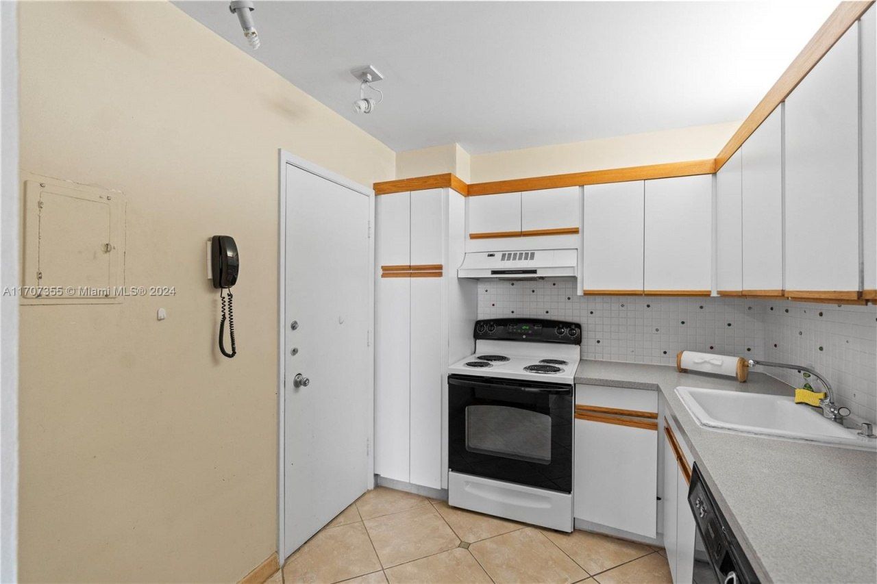 5005 Collins Ave, Unit 425, Miami Beach, FL 33140 Photo