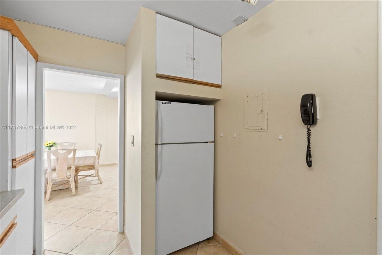 5005 Collins Ave, Unit 425, Miami Beach, FL 33140 Photo