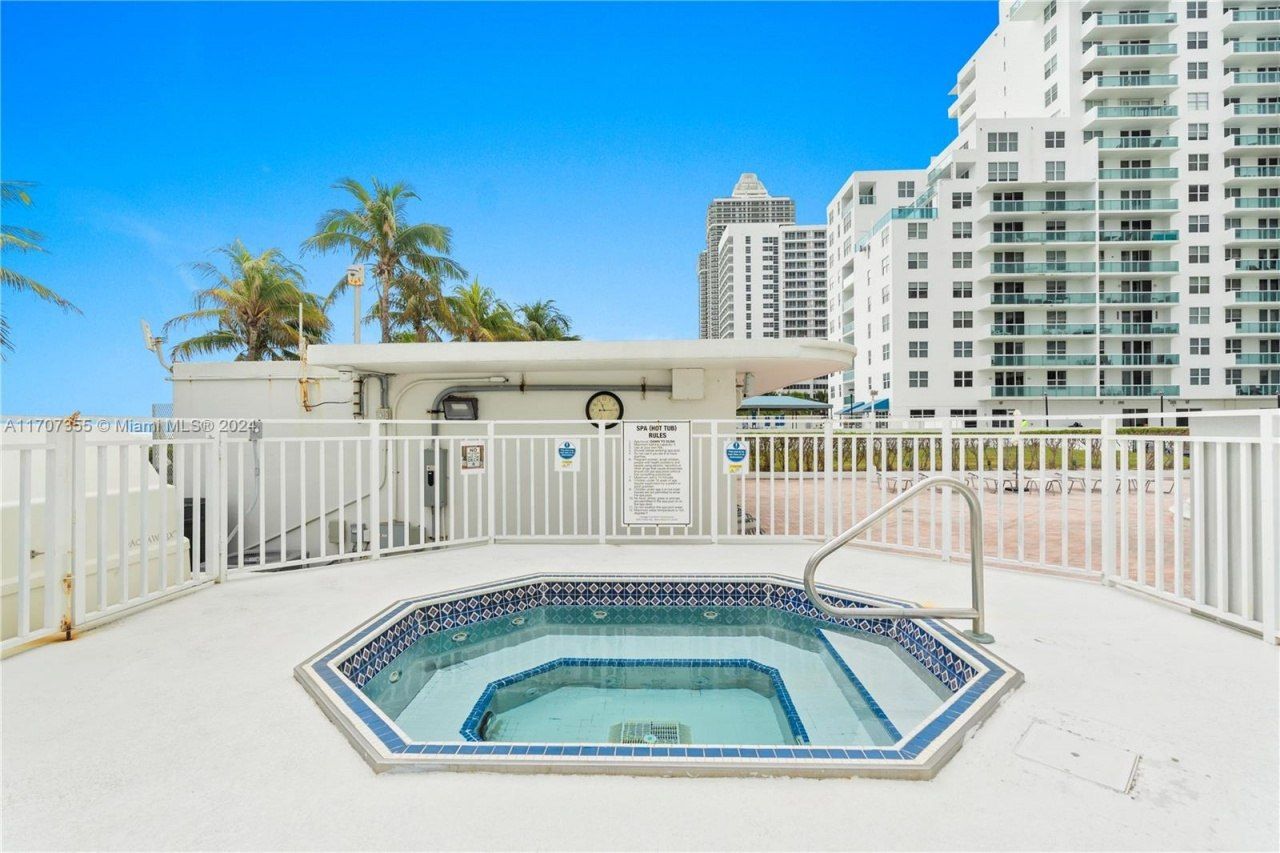 5005 Collins Ave, Unit 425, Miami Beach, FL 33140 Photo