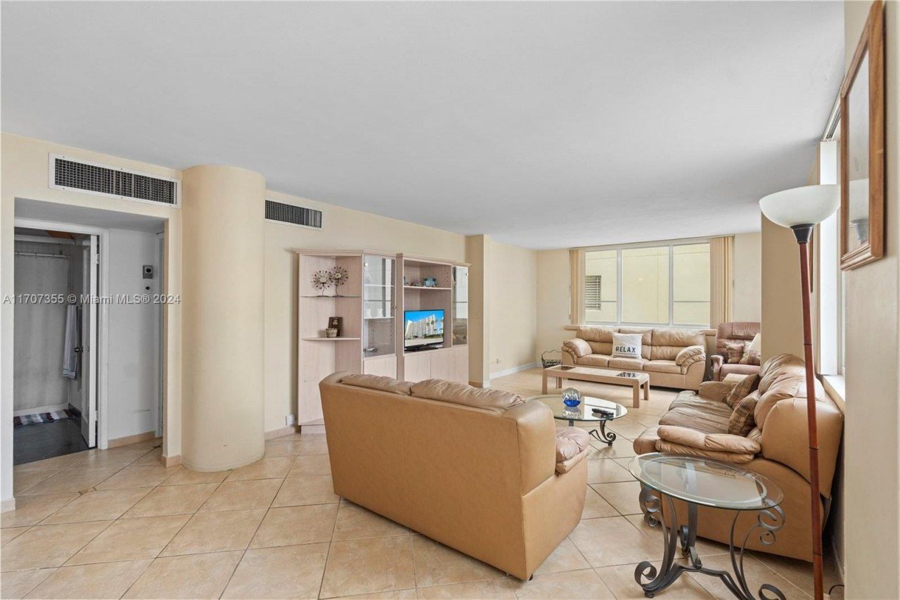 5005 Collins Ave, Unit 425, Miami Beach, FL 33140 Photo