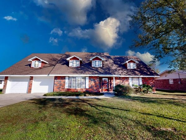 1424 Rue Des Chene, Westlake, LA 70669