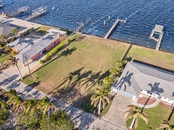 2226 8th AVE, ST. JAMES CITY, FL 33956